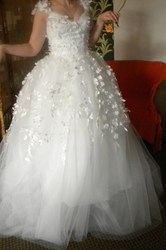 NEW WEDDING DRESS FOR SALE! FREE DELIVERY + SOME EXTRA